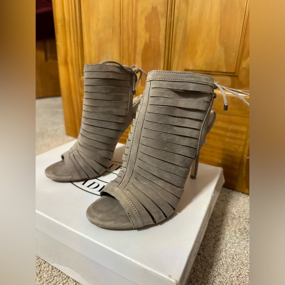 Steve Madden Alayna Taupe Suede Grey Heels size 7.5 GREAT CONDITION - Picture 2 of 6
